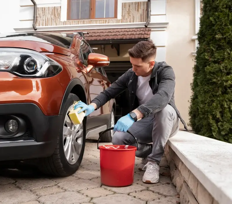 Lavage auto à domicile Le Châtelard : professionnel intervenant sur un véhicule